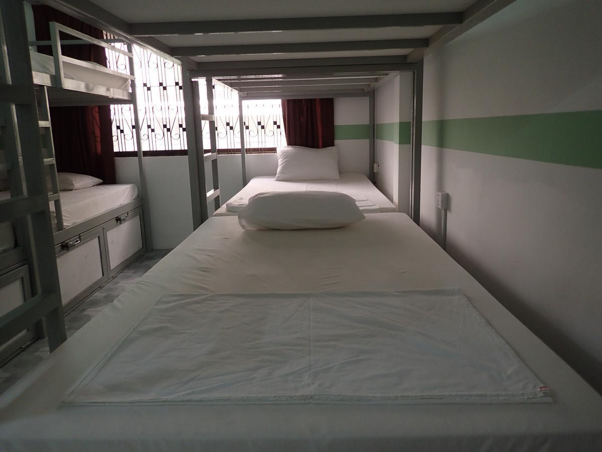 Lazy Gecko Guesthouse Phnom-Penh Buitenkant foto